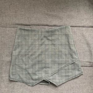 Houndstooth patterned envelope skort